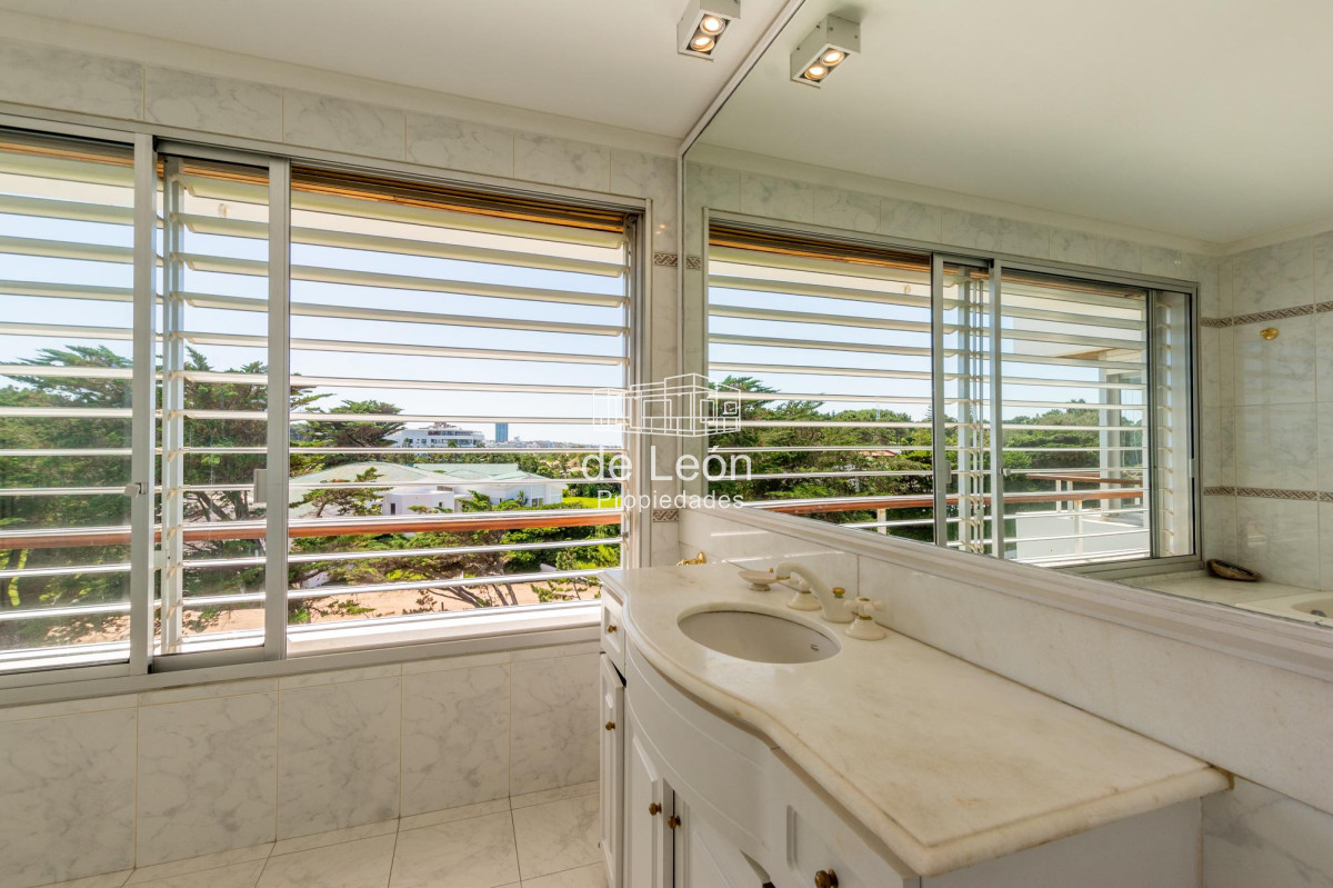 Apartamento ID.15126 - Apartamento  Venta 3 dormitorios mas dependencia  Rincón del Indio Punta del Este Vista al Mar