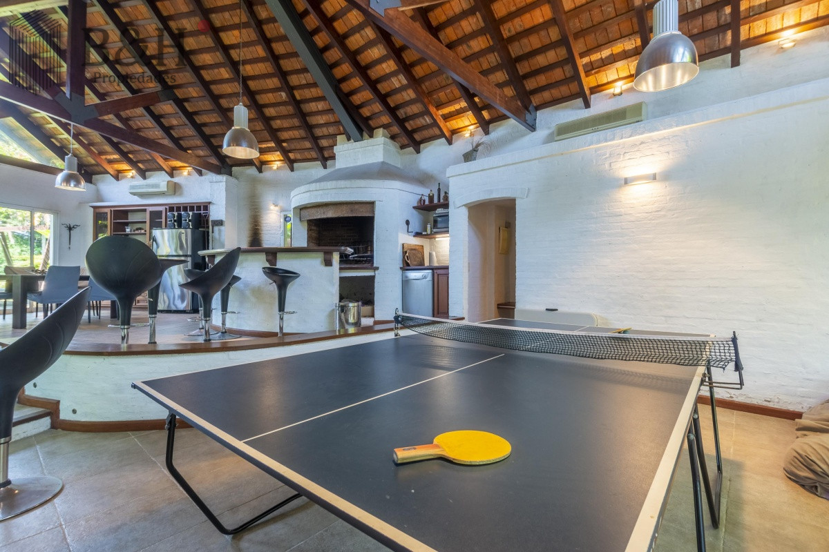 Casa ID.550 - Venta Casa 8 dormitorios Playa Mansa Punta del Este