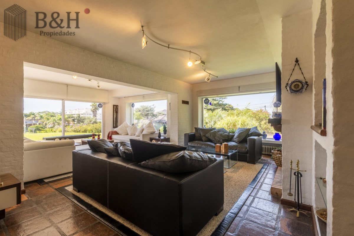 Casa ID.550 - Venta Casa 8 dormitorios Playa Mansa Punta del Este