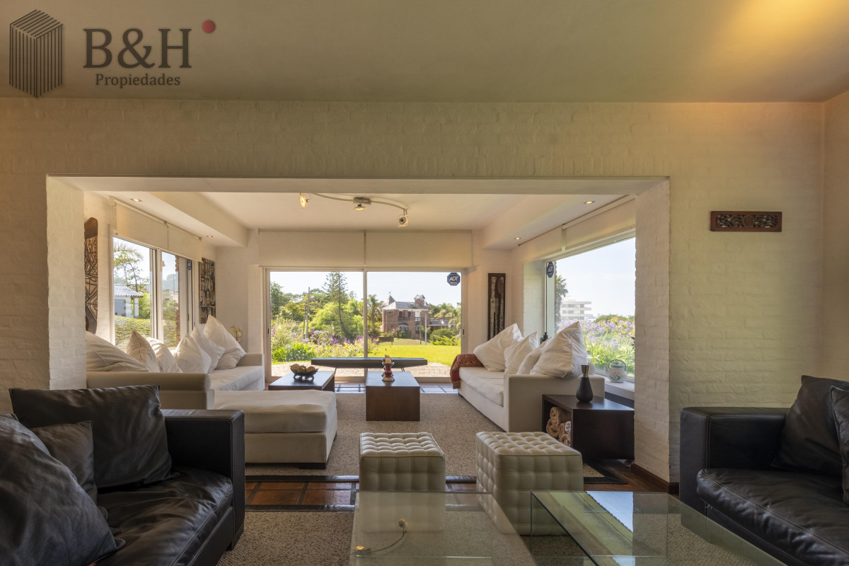 Casa ID.550 - Venta Casa 8 dormitorios Playa Mansa Punta del Este