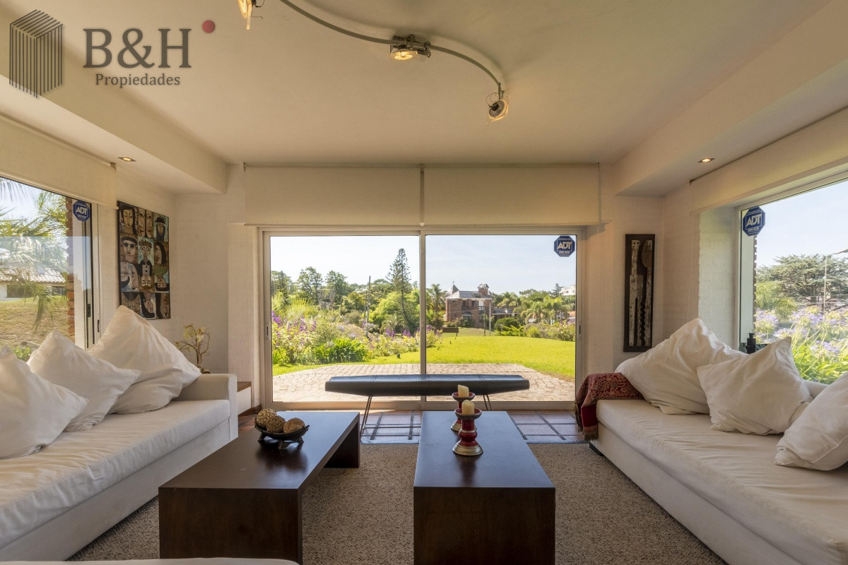 Casa ID.550 - Venta Casa 8 dormitorios Playa Mansa Punta del Este