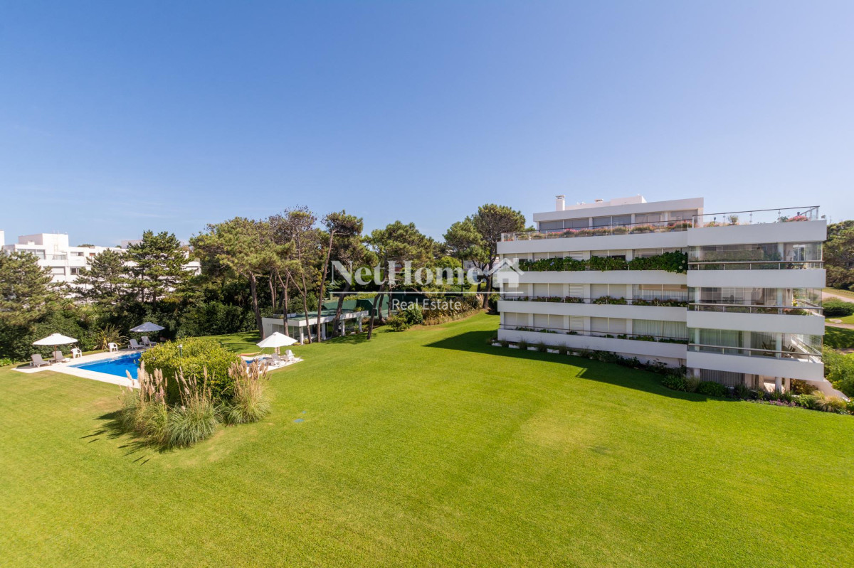 Apartamento ID.82 -  Rincón del Indio Apartamento  Venta 3 dormitorios mas dependencia Vista al Mar