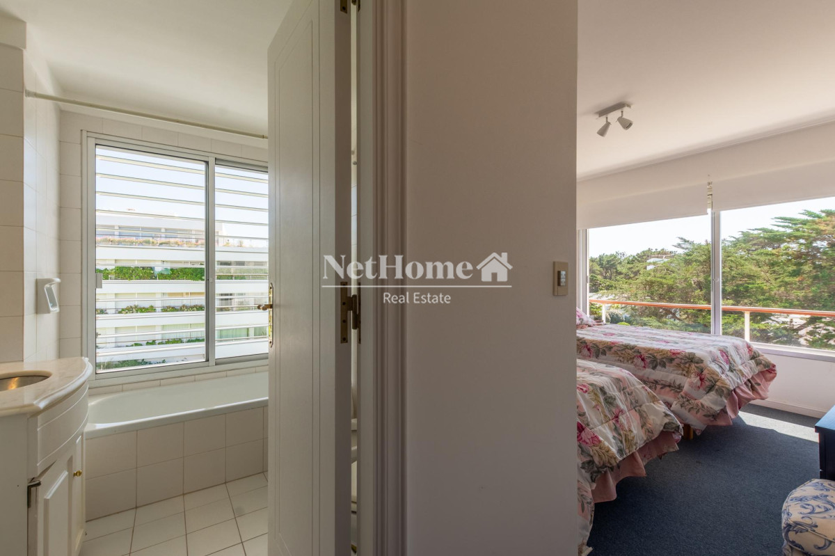 Apartamento ID.82 -  Rincón del Indio Apartamento  Venta 3 dormitorios mas dependencia Vista al Mar