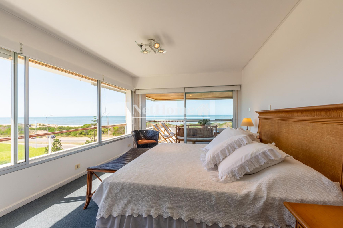 Apartamento ID.82 -  Rincón del Indio Apartamento  Venta 3 dormitorios mas dependencia Vista al Mar