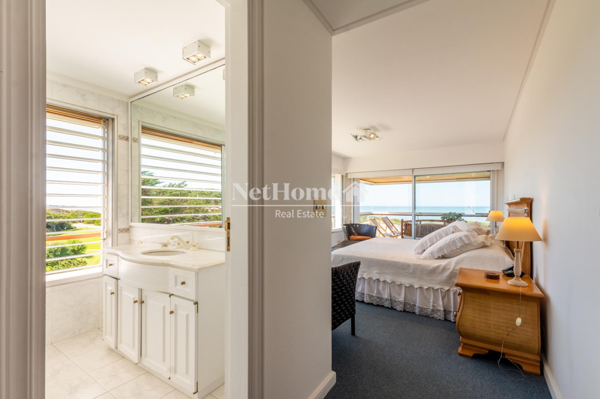 Apartamento ID.82 -  Rincón del Indio Apartamento  Venta 3 dormitorios mas dependencia Vista al Mar
