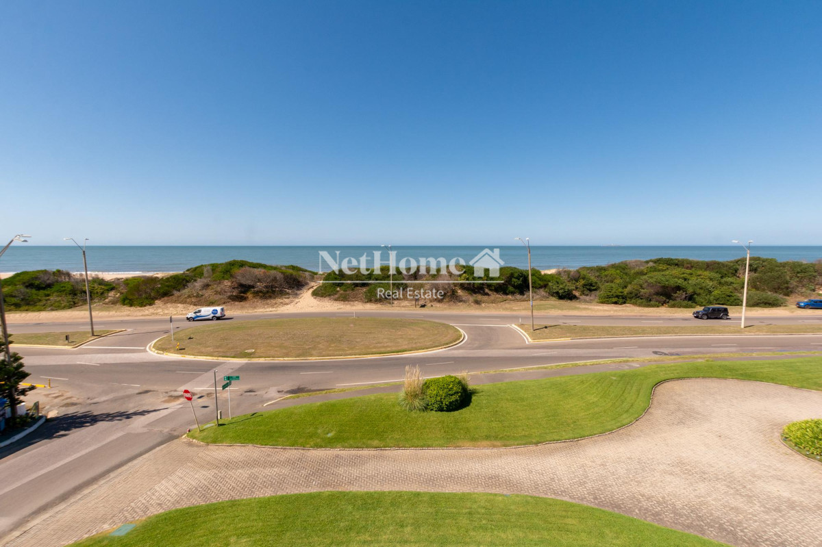 Apartamento ID.82 -  Rincón del Indio Apartamento  Venta 3 dormitorios mas dependencia Vista al Mar