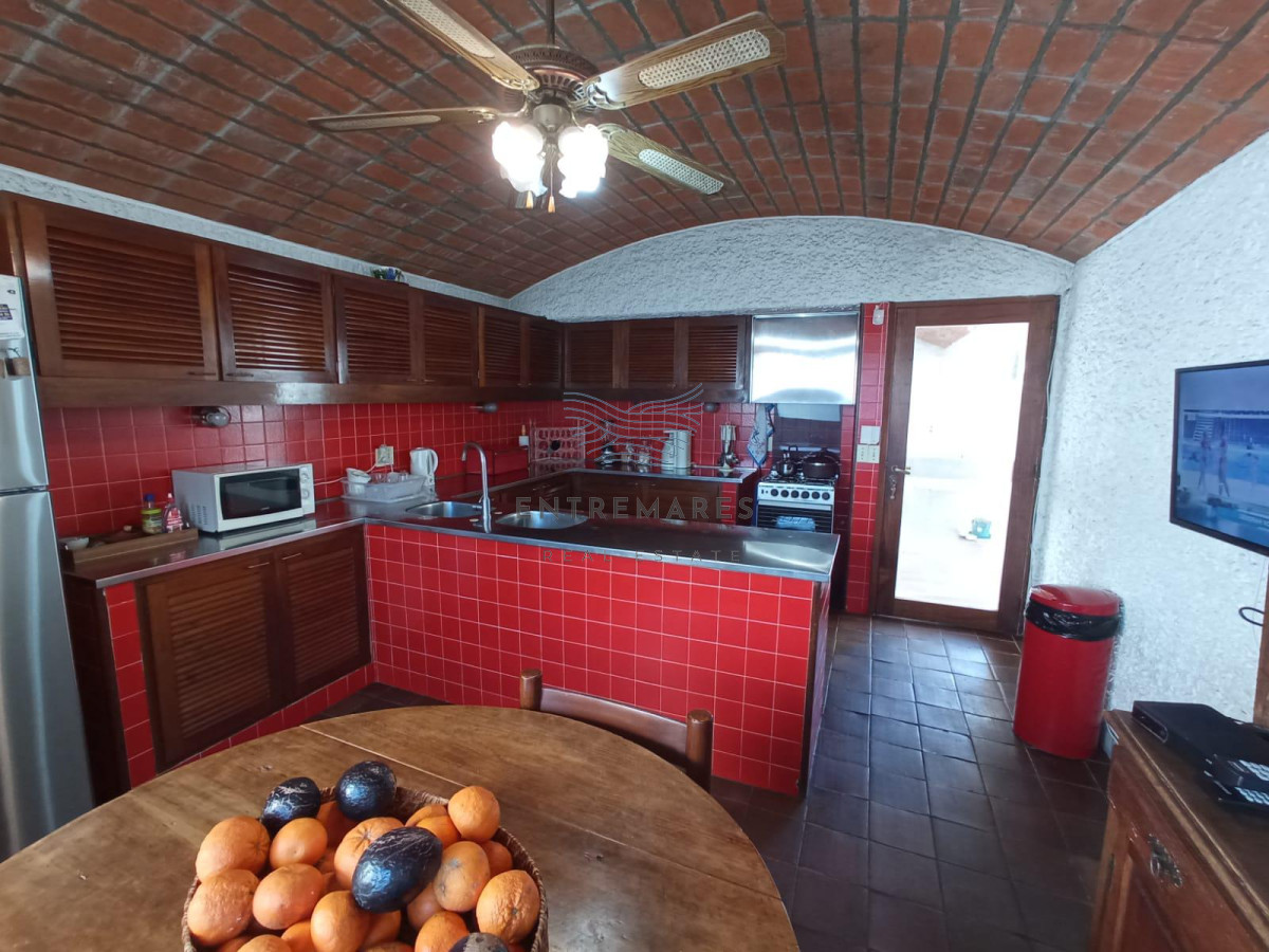 Casa ID.288 - Venta casa 4 dormitorios Península a una cuadra del mar