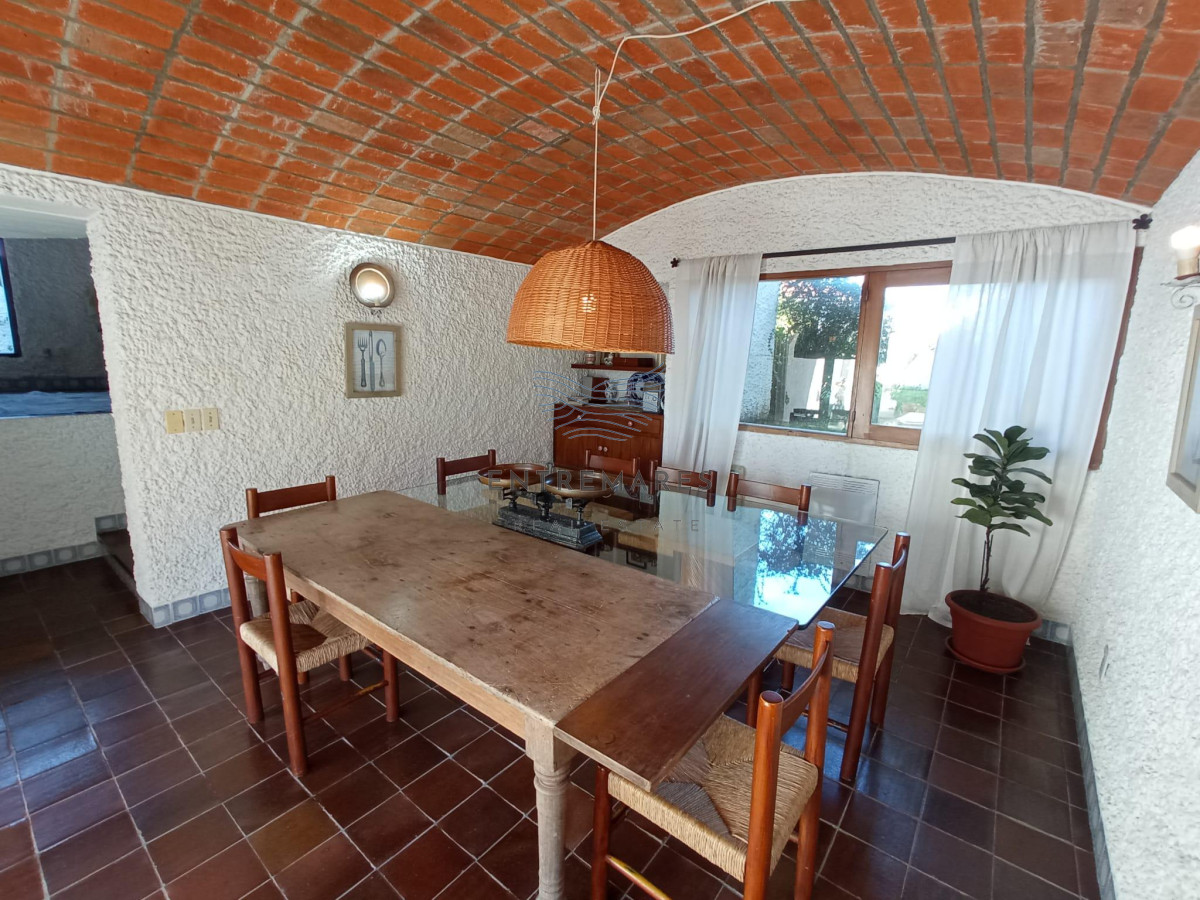 Casa ID.288 - Venta casa 4 dormitorios Península a una cuadra del mar