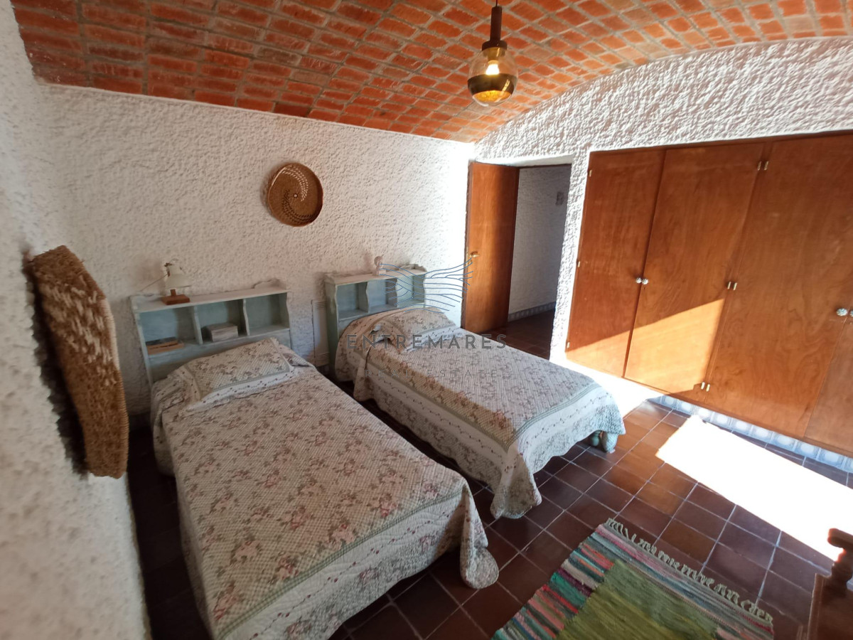 Casa ID.288 - Venta casa 4 dormitorios Península a una cuadra del mar