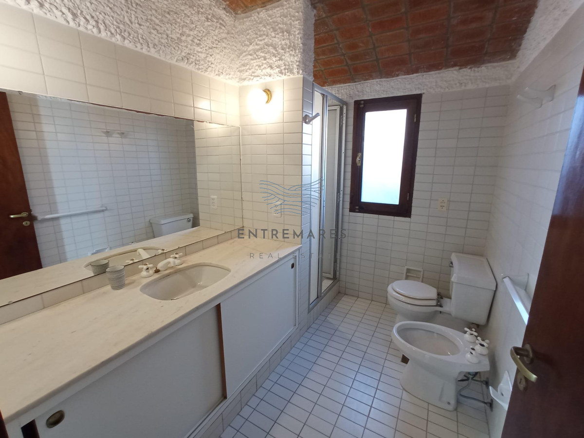 Casa ID.288 - Venta casa 4 dormitorios Península a una cuadra del mar