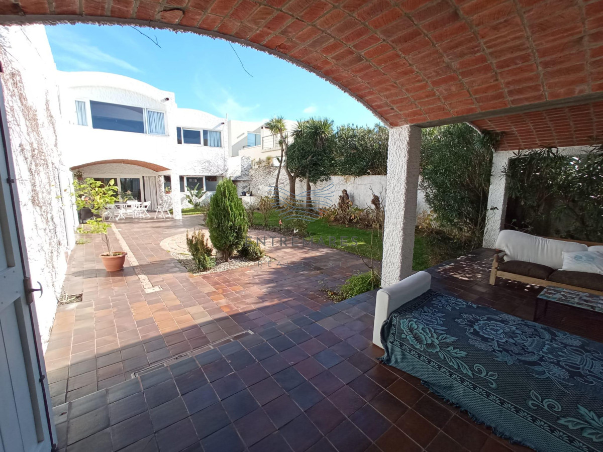 Casa ID.288 - Venta casa 4 dormitorios Península a una cuadra del mar