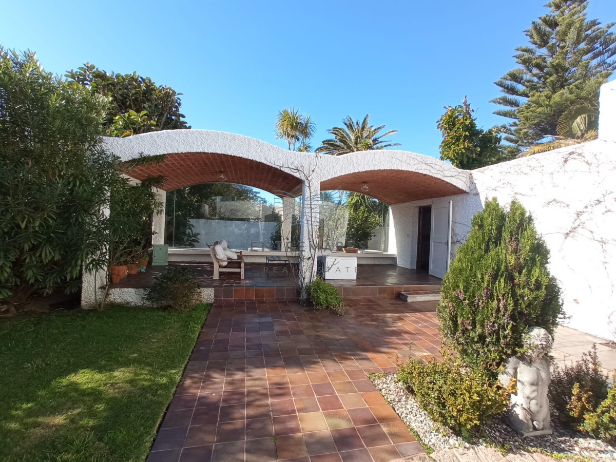 Casa ID.288 - Venta casa 4 dormitorios Península a una cuadra del mar