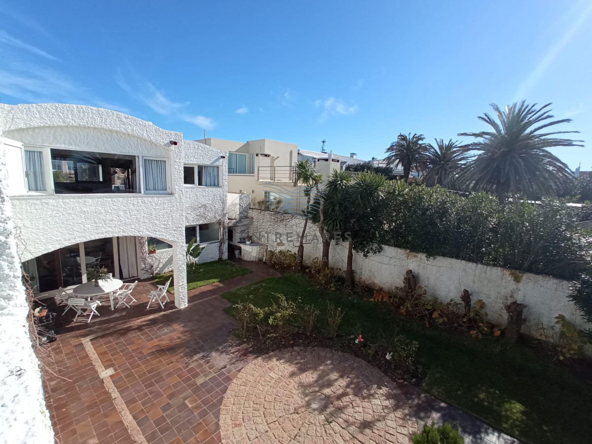 Casa ID.288 - Venta casa 4 dormitorios Península a una cuadra del mar
