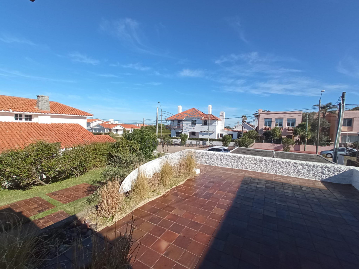 Casa ID.288 - Venta casa 4 dormitorios Península a una cuadra del mar