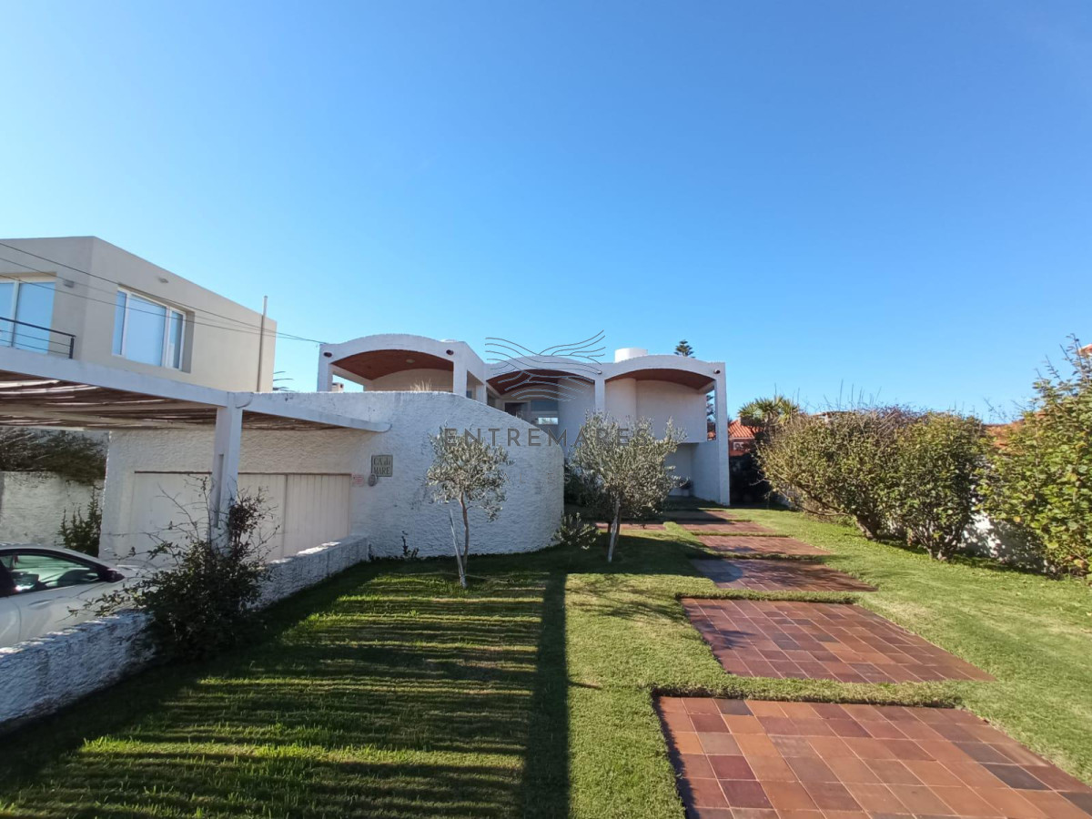 Casa ID.288 - Venta casa 4 dormitorios Península a una cuadra del mar