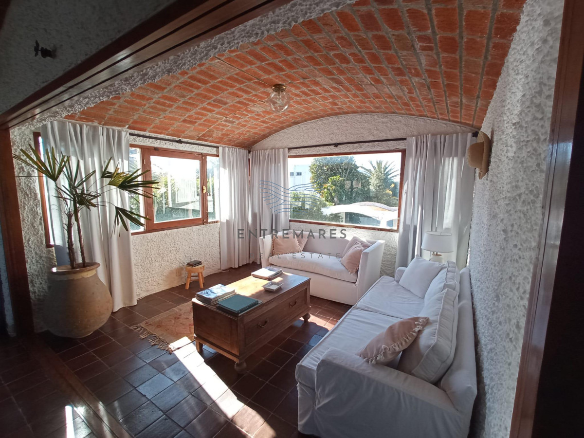 Casa ID.288 - Venta casa 4 dormitorios Península a una cuadra del mar