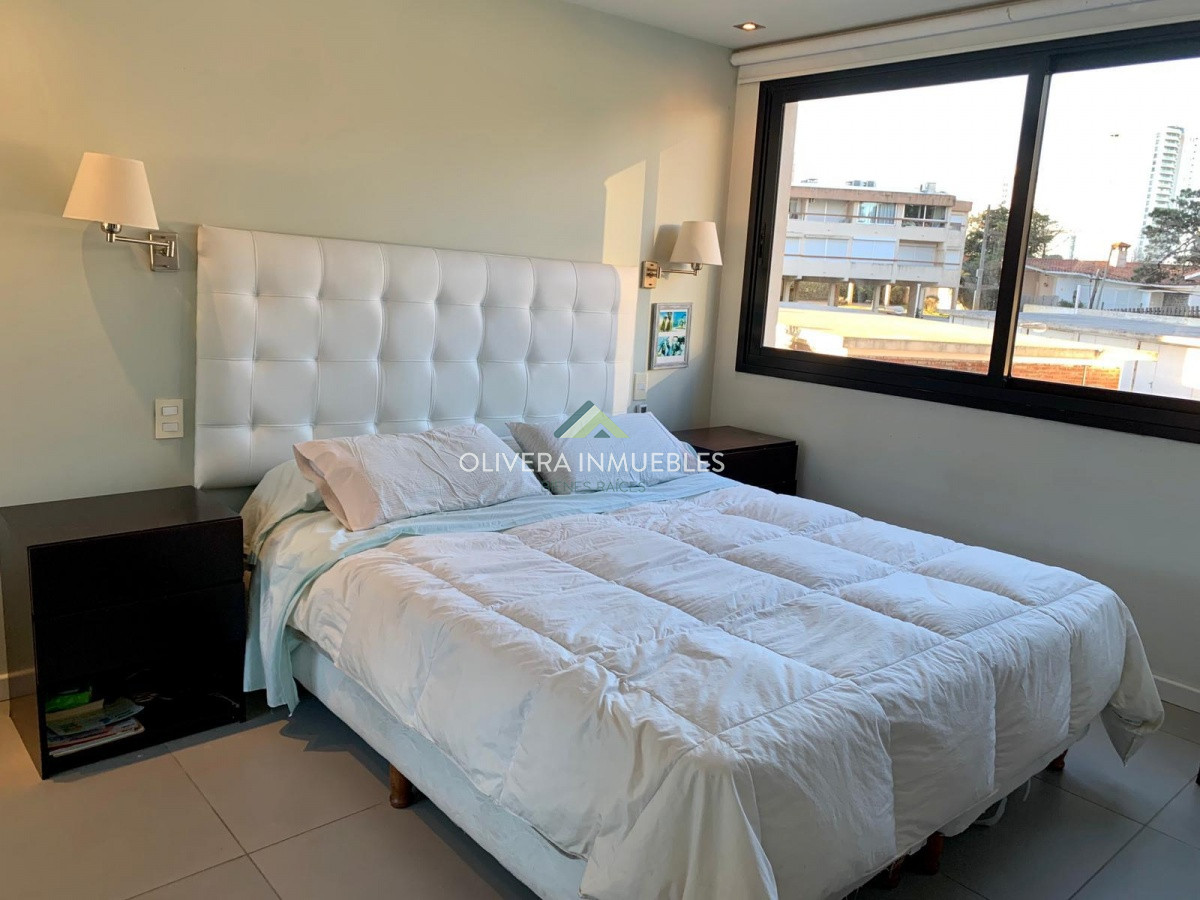 Apartamento ID.11166 - Venta de apartamento de 2 dormitorios con terraza en Playa Brava. Punta del Este.