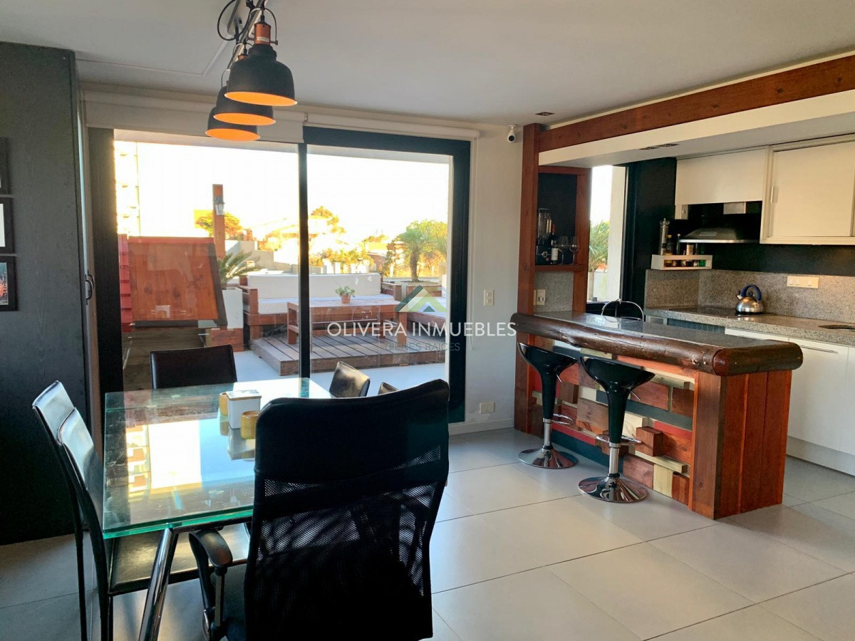 Apartamento ID.11166 - Venta de apartamento de 2 dormitorios con terraza en Playa Brava. Punta del Este.