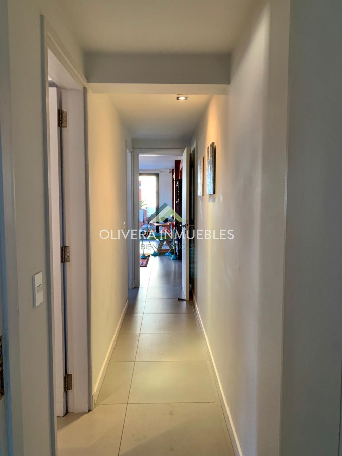 Apartamento ID.11166 - Venta de apartamento de 2 dormitorios con terraza en Playa Brava. Punta del Este.