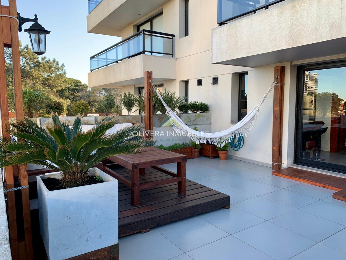 Apartamento ID.11166 - Venta de apartamento de 2 dormitorios con terraza en Playa Brava. Punta del Este.
