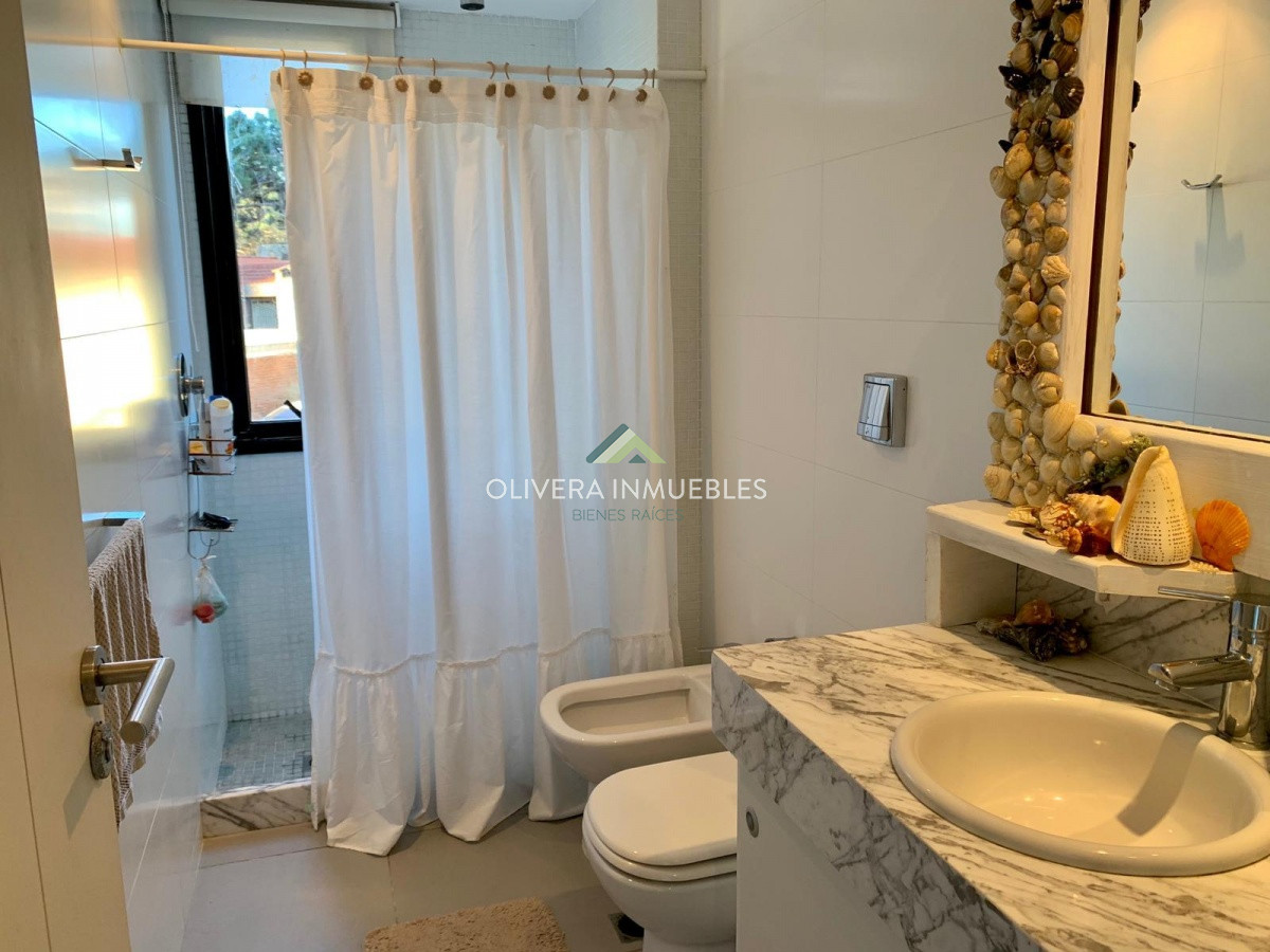 Apartamento ID.11166 - Venta de apartamento de 2 dormitorios con terraza en Playa Brava. Punta del Este.