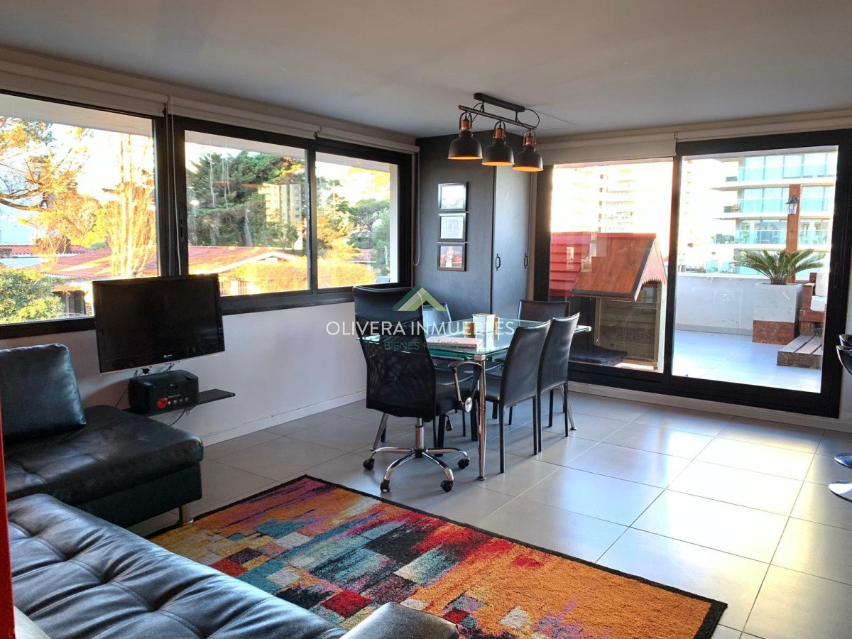 Apartamento ID.11166 - Venta de apartamento de 2 dormitorios con terraza en Playa Brava. Punta del Este.
