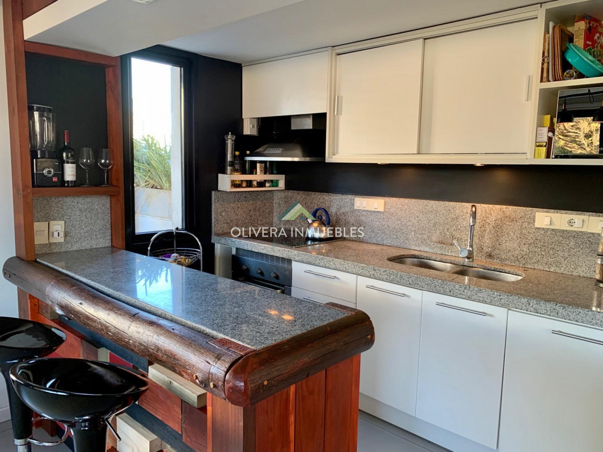 Apartamento ID.11166 - Venta de apartamento de 2 dormitorios con terraza en Playa Brava. Punta del Este.