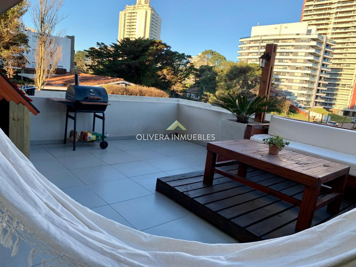 Apartamento ID.11166 - Venta de apartamento de 2 dormitorios con terraza en Playa Brava. Punta del Este.