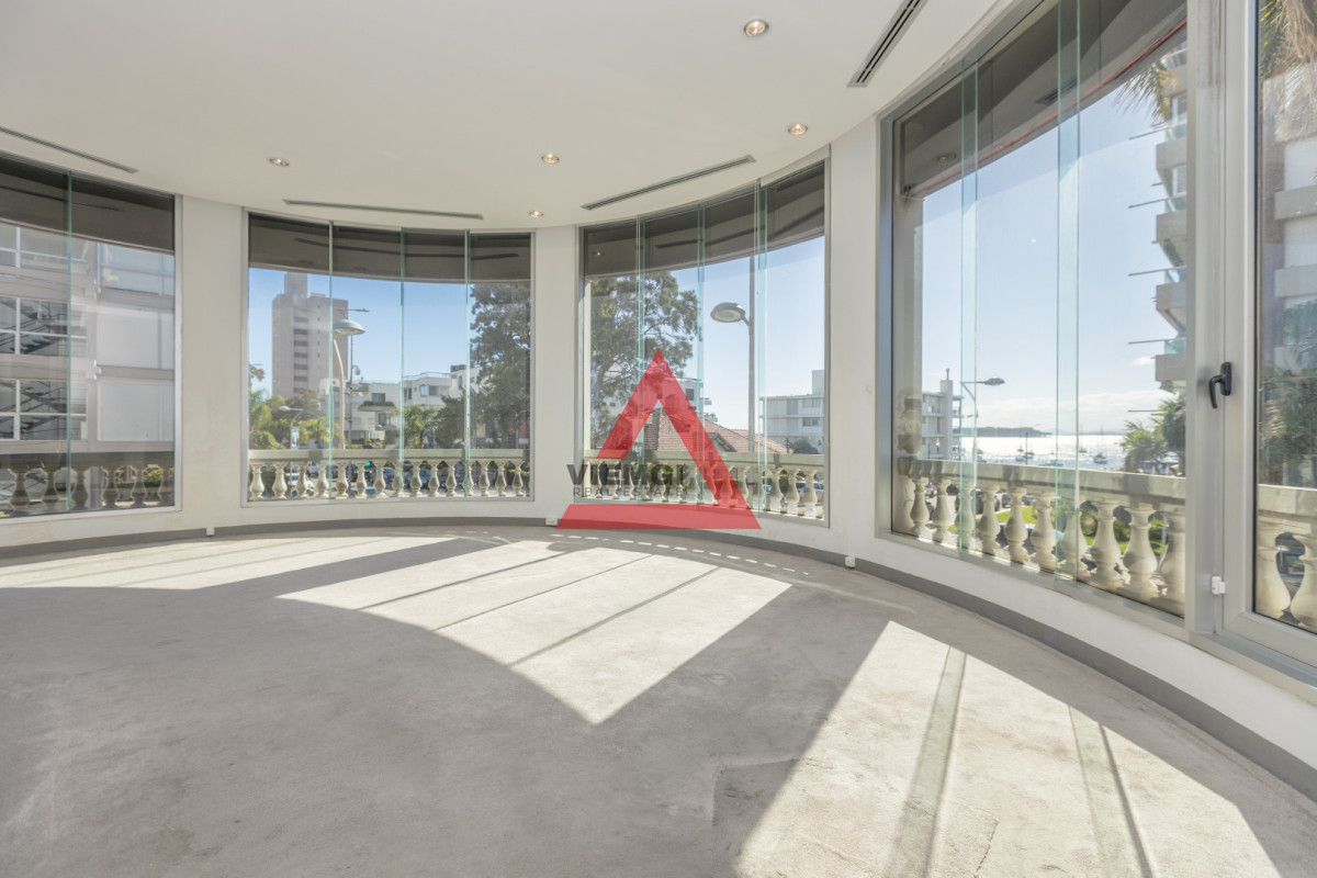 Local Comercial ID.257 - Alquiler local esquinero premium en Calle 20 Punta del Este