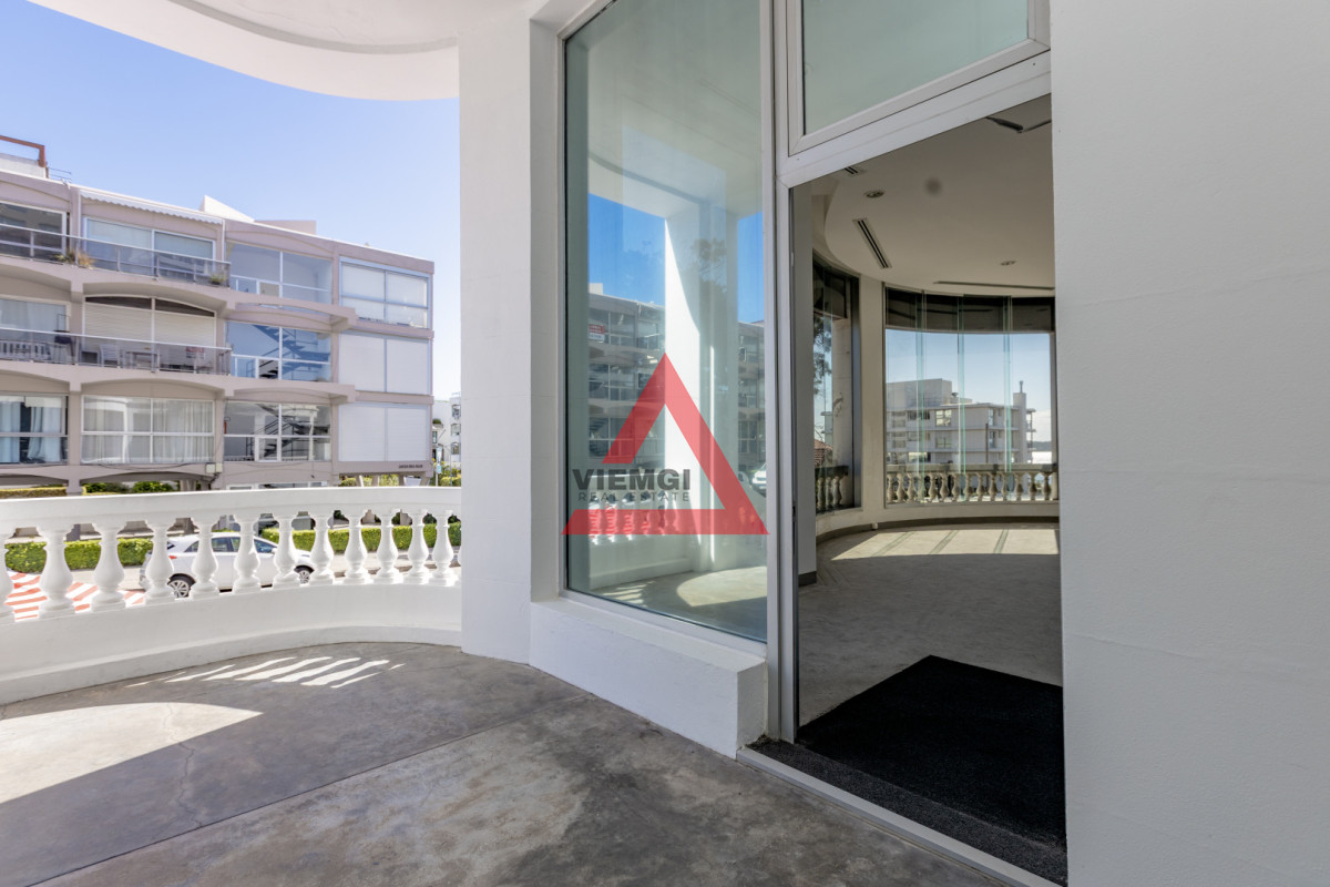 Local Comercial ID.257 - Alquiler local esquinero premium en Calle 20 Punta del Este
