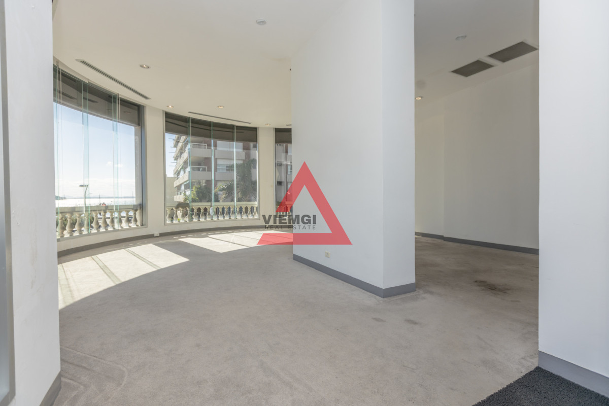 Local Comercial ID.257 - Alquiler local esquinero premium en Calle 20 Punta del Este