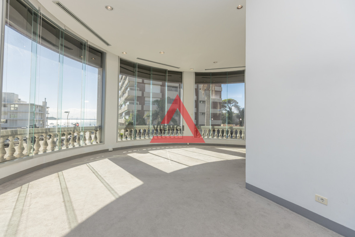 Local Comercial ID.257 - Alquiler local esquinero premium en Calle 20 Punta del Este