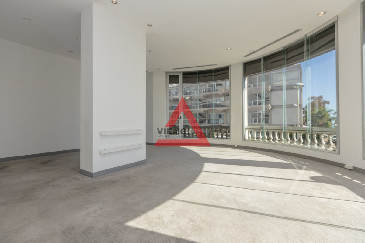 Local Comercial ID.257 - Alquiler local esquinero premium en Calle 20 Punta del Este