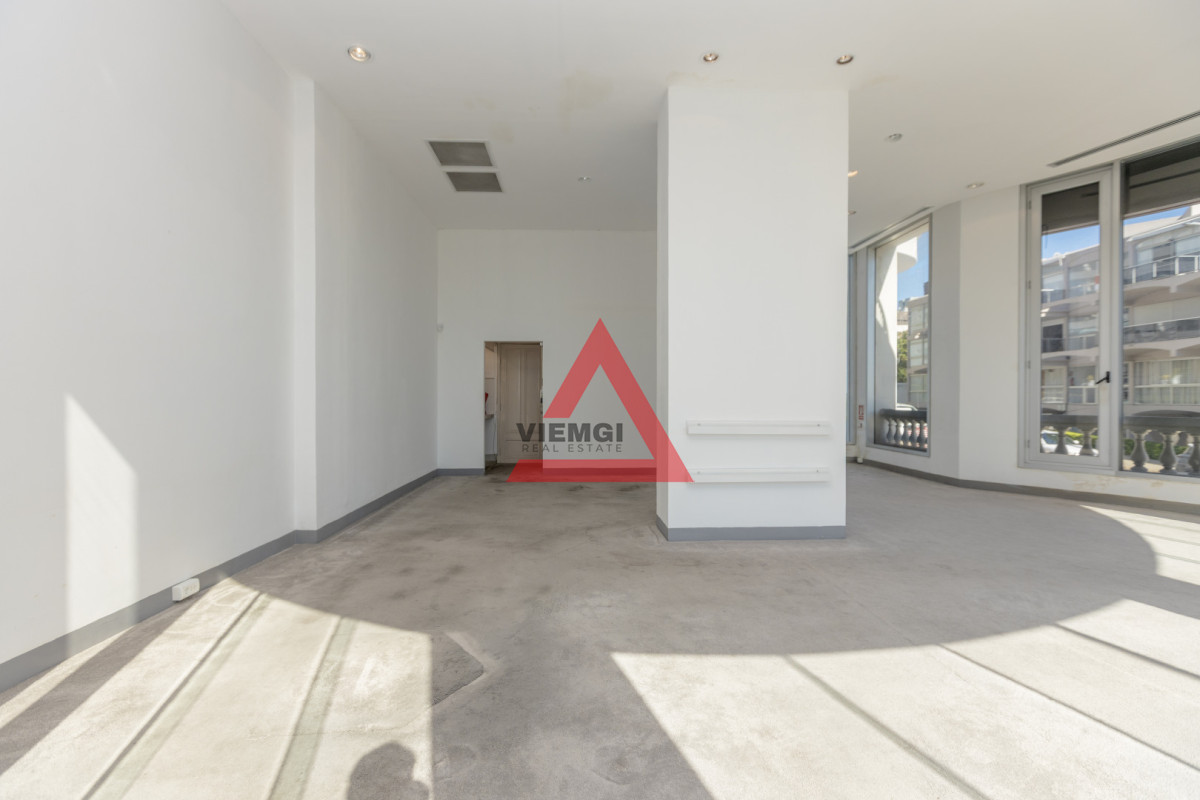 Local Comercial ID.257 - Alquiler local esquinero premium en Calle 20 Punta del Este