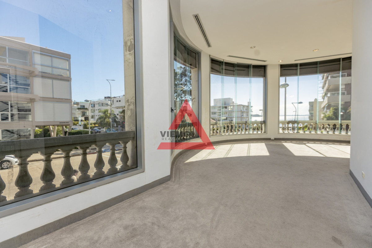 Local Comercial ID.257 - Alquiler local esquinero premium en Calle 20 Punta del Este