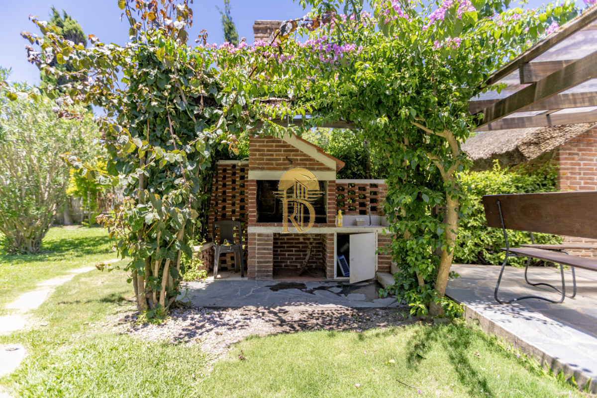 Casa en venta - 4 dorm. - Pinares - Cerca del mar! -id-526-11