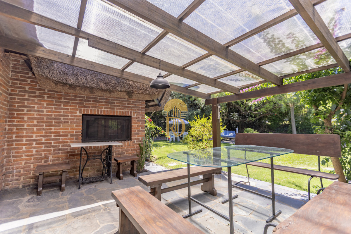 Casa en venta - 4 dorm. - Pinares - Cerca del mar! -id-526-17