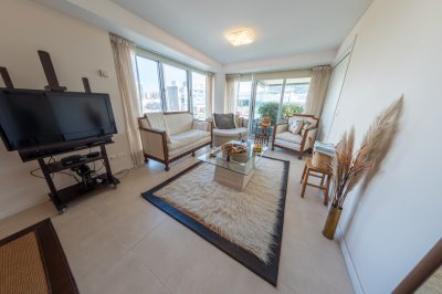 Apartamento en edificio a pasos del mar. Detrás del emblemático Hotel Enjoy de Punta del Este, usted podrá disfrutar de los mejores atardeceres. 3 dormitorios (1 en suite), living-comedor con balcón al frente, cocina con lavadero. Garage cerrado. 
Acceso a todos los amenities del complejo, servicio de playa en verano.  
Consúltenos!
        

