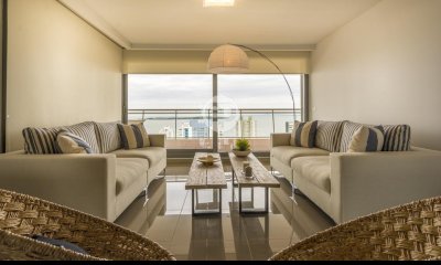 Departamento Venta tres dormitorios Punta del Este  Piso alto pasante Vista al Mar Parrillero Propio