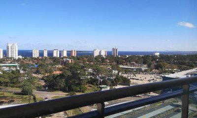 Venta apartamento 2 dormitorios en torre con servicios Punta del Este