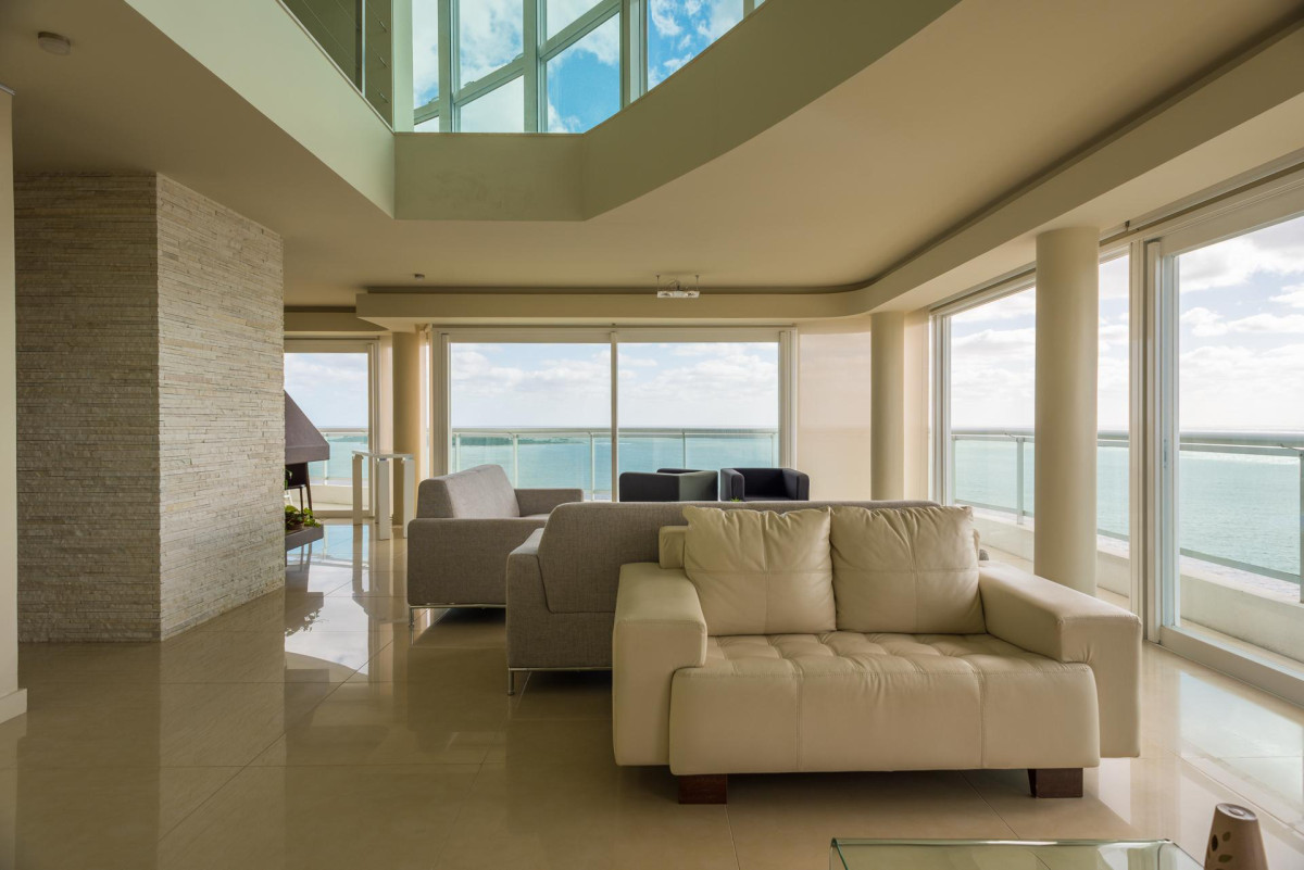 Venta Pent House de 3 dormitorios mas dependencia en Playa Mansa, Punta del Este