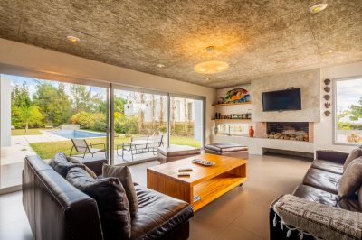 Casa Venta 4 dormitorios  La Residence Barrio Privado