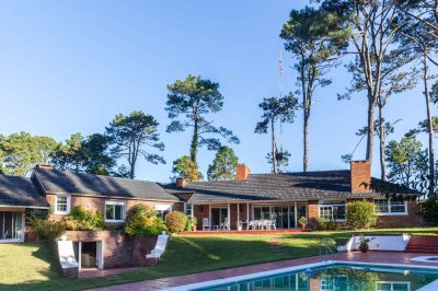 Venta Casa 5 dormitorios más dependencia en Cantegril Punta del Este Uruguay Piscina Parque Jardín