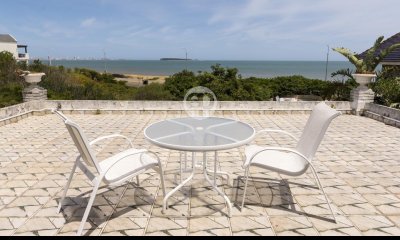 Casa Mansión Residencia en Venta y Alquiler en primera fila sobre el mar Playa Mansa Punta del Este