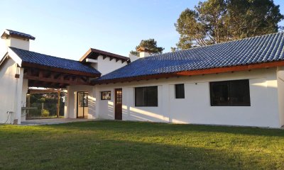 Venta casa a estrenar 3 dormitorios con parrillero en Club del Lago Punta ballena