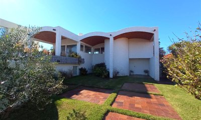 Venta casa 4 dormitorios Península a una cuadra del mar