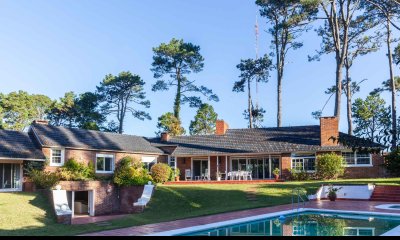 Venta Casa 5 dormitorios más dependencia en Cantegril Punta del Este Uruguay Piscina Parque Jardín