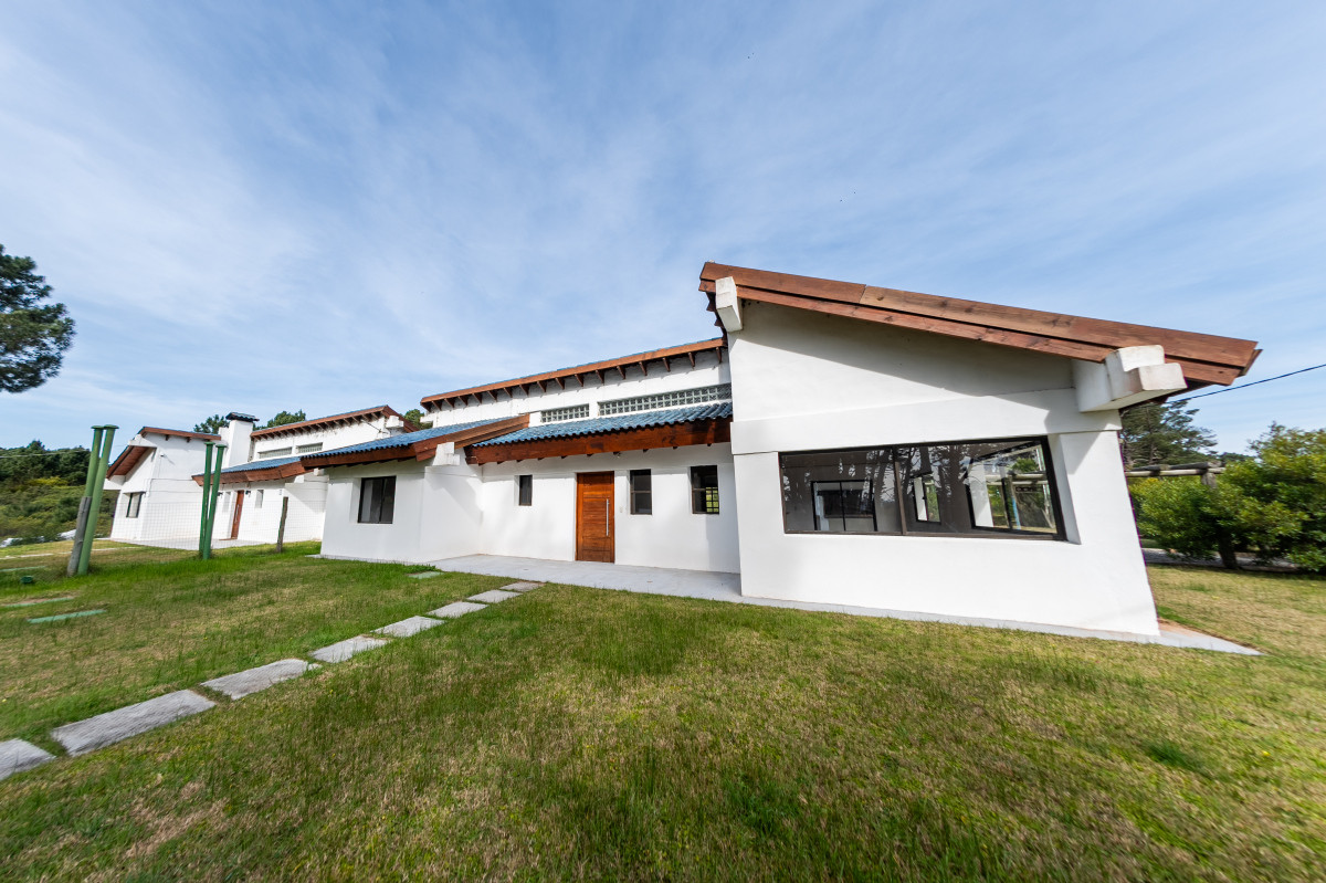 Venta casa a estrenar 3 dormitorios con parrillero en Club del Lago Punta ballena