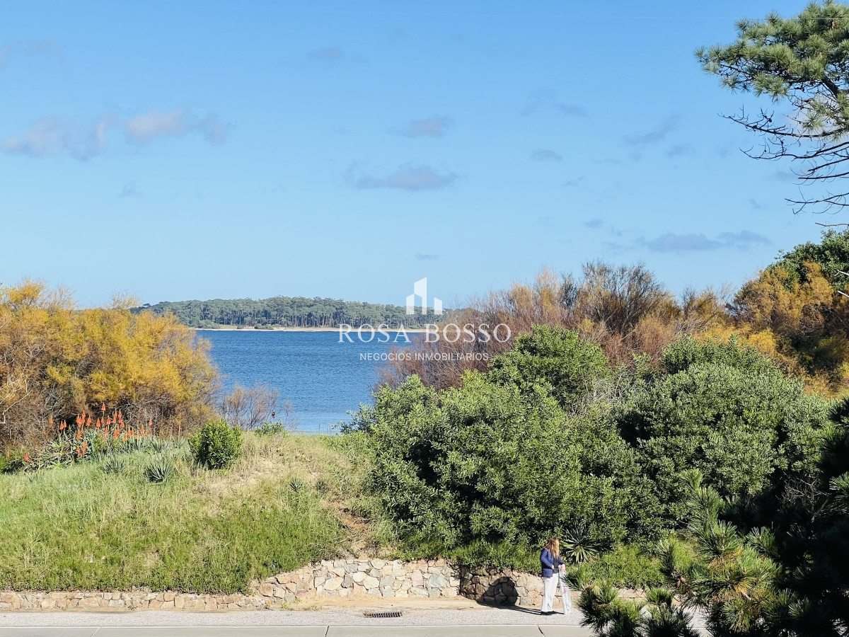 Apartamento ID.9482 - Venta de Apartamento en Primera Linea Playa Mansa-Punta del Este.