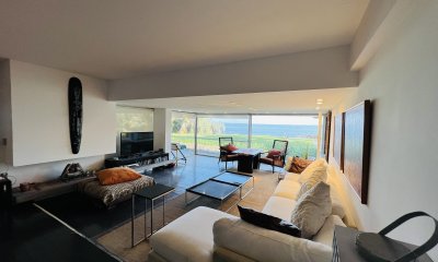 Venta de destacado apartamento en Punta Ballena, Acantilados.